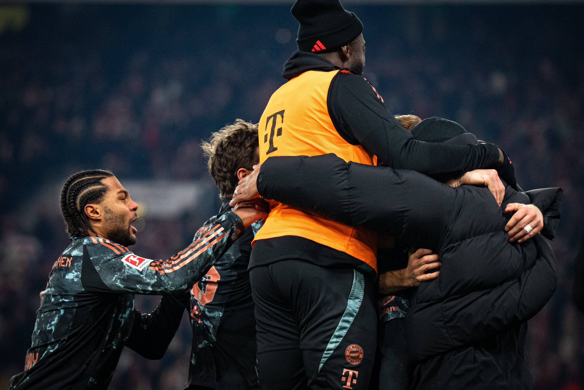 包含重磅！法兰克福今晨临场应变转会期斯图加特备战欧超杯，加时末段曼联调整名单以备欧冠的词条